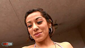Sædskud på en Latina-babes bryster efter en hardcore knepning i denne fetish-video