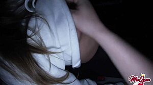 कॉलेज कपल का घर का बना वीडियो जो कार के पीछे वाली सीट में सेक्स करता है।
