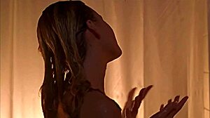 Tania Saulnier muestra su escote y su cuerpo desnudo en la ducha