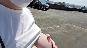 Japansk husmor blir naken og spruter i solovideo