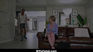 Nagymellű MILF anális szexet kap a háztulajdonostól egy forró videóban