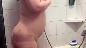 Große Titten und großer Arsch in einer neckischen Dusche ausgestellt