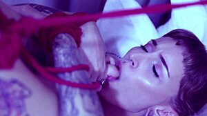 Svázaná zrzka kráska si užívá BDSM s její výstřední přítelkyní
