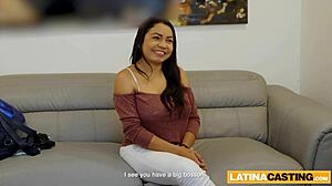 Wanita Colombia yang gemuk memberikan kenikmatan oral dan vagina kepada bosnya