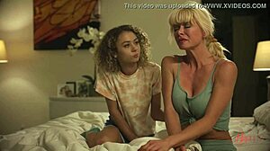 Smyslná blondýnka Allie Addison a brunetka Serene Siren v lesbické vášni