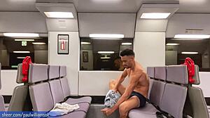 Un uomo atletico mostra le sue doti in un viaggio in treno