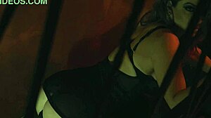 Kayla Paiges sensuele solo showcase met wulpse rondingen en intense stimulatie