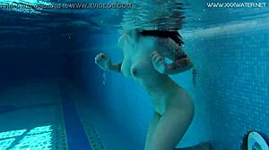 O banho sensual à beira da piscina de Sheril Blossoms leva a uma excitação intensa