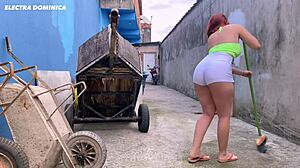 Empregada brasileira com uma bunda grande é contratada para mais do que limpar