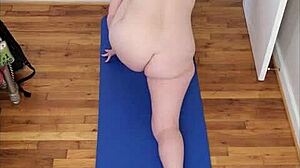 Vees naken yoga økt med fantastiske store pupper og rund rumpe