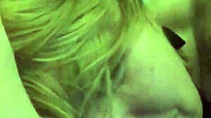Britisk amatør Alison nyder sex med en stor pik i en varm video