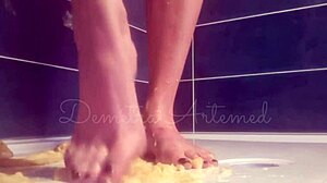 Видео са европским фетишем стопала у којем лепотица на малим прстима дроби банану ногама