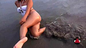 Mouillé et sauvage: Une aventure fétichiste des pieds sur la plage