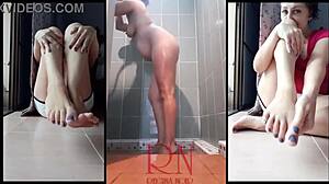 Milf stripper på badeværelset og bliver sensuel med body lotion