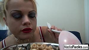 Liderlige blonde Nadia nyder frokostblanding med soldater