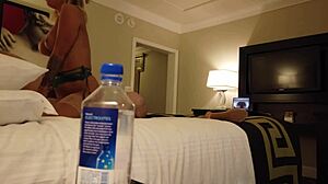 Madelyn Monroe dan pacarnya menunggangi orang asing di Vegas dengan botol air