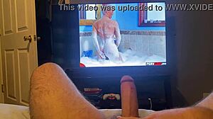 Masturberen op een hete pornovideo met een monsterlul