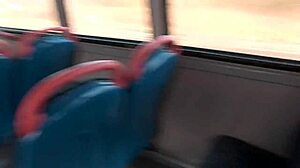 O femeie blondă uimitoare urinează într-un autobuz, expunându-și organele genitale și relația de lungă durată în fața unui șantier