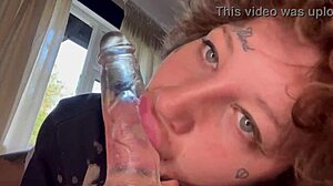 Inked babe utför intensiv oralsex tills hon gråter medan hon använder en dildo