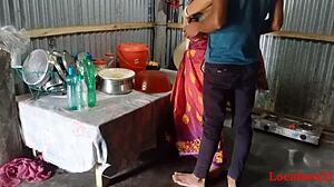 Kırmızı sari giyen Hint teyzesi sıcak seks eylemine giriyor
