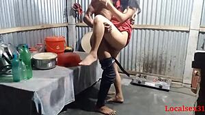 인도 아줌마가 빨간 사리를 입고 핫한 섹스 행위에 참여합니다