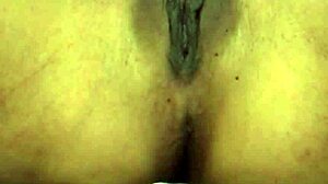 एक लैटिना महिला की प्यारी पीठ और भरी हुई योनि।