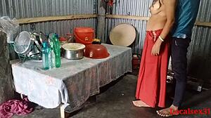 Indiai nagynéni piros sariban forró szexet folytat