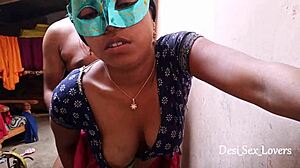 Indické dedinské páry natáčajú sex vonku