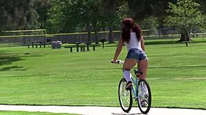 המסע החושני של סוואנה פוקסס מאופניים להנאה אינטימית עם בן זוג מוכשר