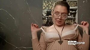 Облечена в очила бременна жена се отдава на соло мастурбация
