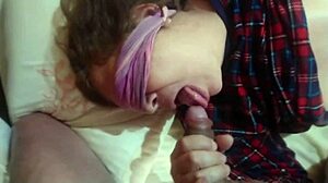 Stiekem opgenomen video van de zoon van de volwassen vrouw, die haar bevredigt met zijn grote penis terwijl ze orale seks heeft en een zaadlozing in haar mond krijgt