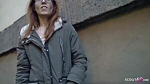 Hubená německá teenka zažívá intenzivní orgasmus během venkovního castingového setkání